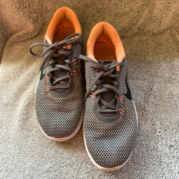 Nike Flex TR 7 Training Sneakers Size 8.5 Color: Grey and Peach - Picture 4 of 4